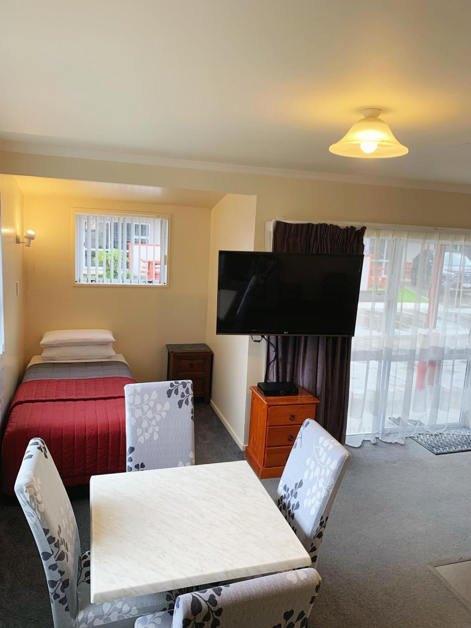 Amber Court Motel Те-Анау Екстер'єр фото