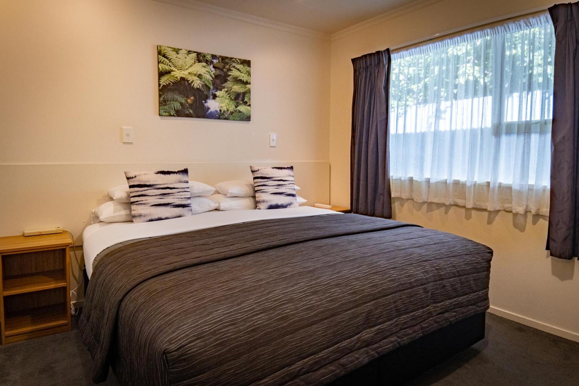 Amber Court Motel Те-Анау Екстер'єр фото