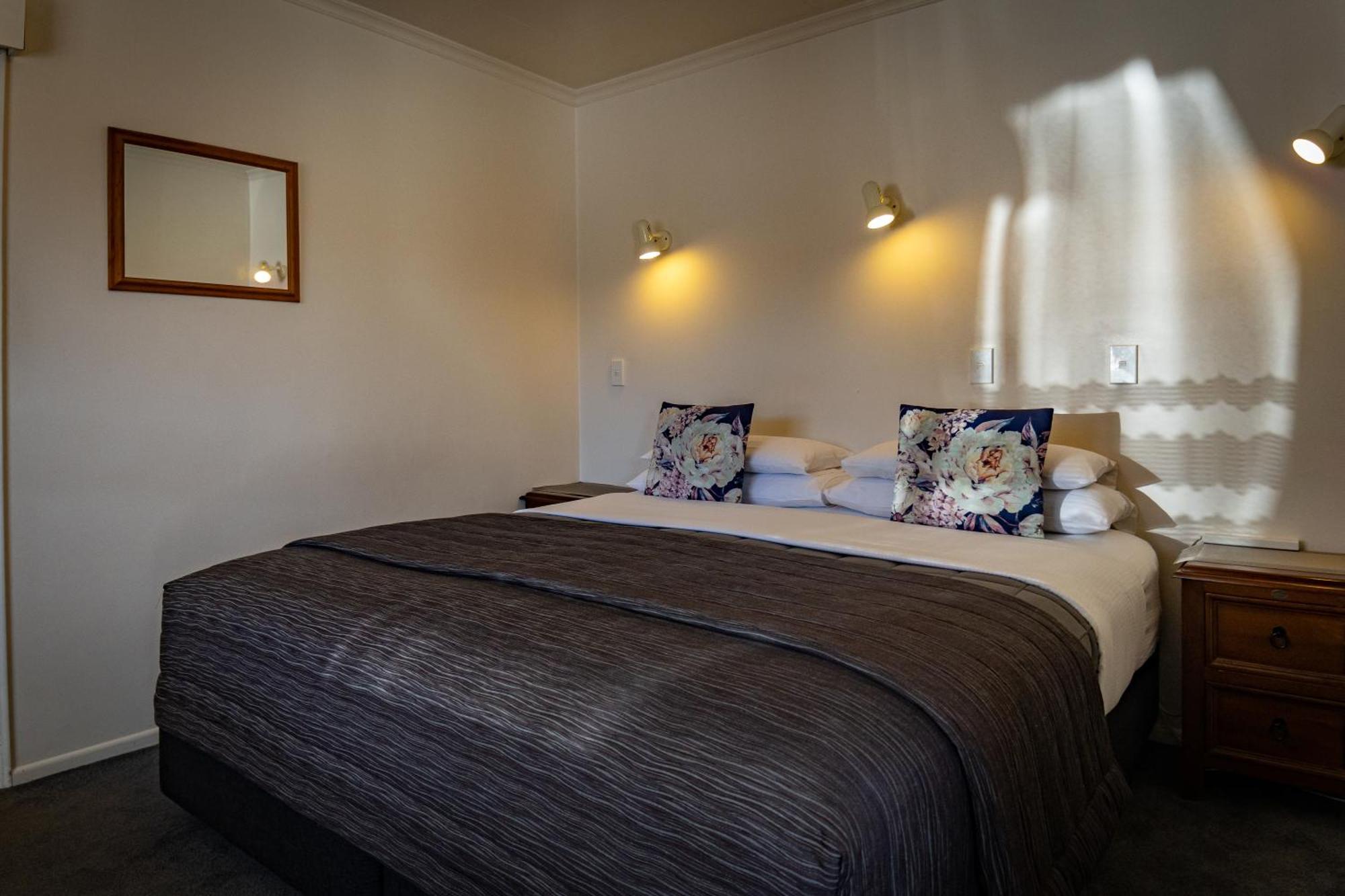 Amber Court Motel Те-Анау Екстер'єр фото